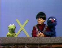 Grover shows Debo a letter X (First: Episode 1494)