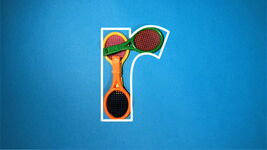 3 raquetas (rackets) form the letter R.