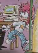 Amy's second star T-shirt, from Sonic the Comic #114.