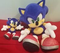 A size comparison of the extra small and large Sonic plushes. Both are non poseable.