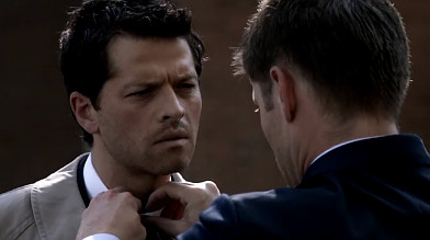 Dean prepares Castiel for his debut as a pretend FBI agent.