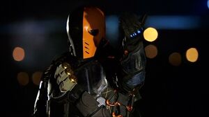 Arrow-review-deathstroke-bus