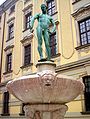 English: Fountain in front of the main building of university Polski: Fontanna przed gmachem głównym Uniwersytetu Wrocławskiego Français : Fontaine devant le siège de l'université