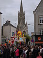 Carnaval des Gais Lurons 2014 10 : Un char défilant devant l'église Saint-Martin