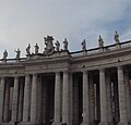 Die Kolonnade vom Barokarchitekten Gian Lorenzo Bernini beim St. Peter's Dom in Rom