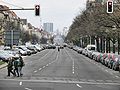 Kaiserdamm, Berlin, Blick ostwärts vom Theodor-Heuss-Platz (morgendliche Ankunft mit Mofas)