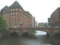 Die Heiligengeistbrücke über das Alsterfleet verbindet die Altstadt mit der Neustadt ...