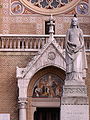 Magyar: Az Árpád-házi Szent Erzsébet szobra a templommal English: The statue of St Elisabeth with the church in the background