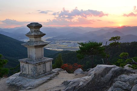 경주 남산 삼층석탑 (A three-story pagoda in Namsan Mountain, Gyeongju) Photograph: Top6bin