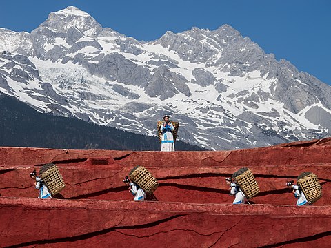 "Lijiang_Yunnan_China-Naxi-people-carrying-baskets-01.jpg" by User:Cccefalon