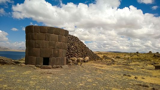 Chullpa Inka in Sillustani, Puno By Milawoho