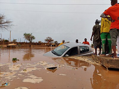 Un véhicule pris au piège lors des inondations à Niamey Photographe: Faride Boureima