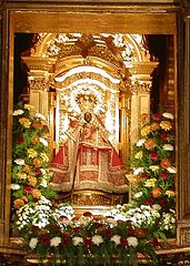 Imagen de Nuestra Señora de Guadalupe, en el retablo mayor de la basilica.