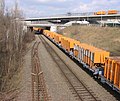 Neukölln-Mittenwalder Eisenbahn mit Zug der Berliner Stadtreinigungsbetriebe (BSR), Blick von der Brücke der Teilestraße. Blick auf die A100.