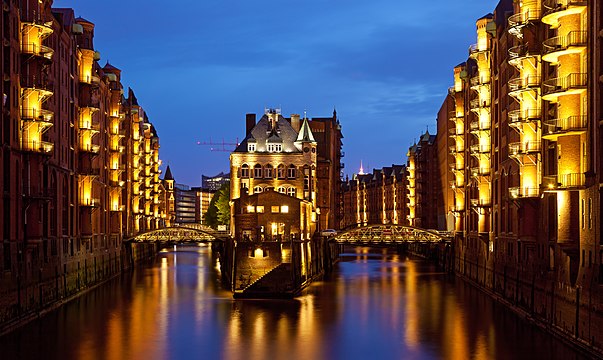 "Speicherstadt_abends.jpg" by User:Der Wolf im Wald