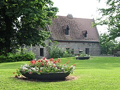 La conciergerie et le parc du château.