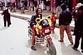 Un "motero" en las calles de Litang - "Motard" in Litang streets