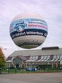 Der Heliumballon HighFlyer vor den Deichtorhallen.