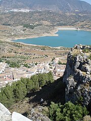 Español: Algodonales (al fondo) desde el Castillo de Zahara.