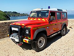 Land-Rover-Defender-SDIS56-Belle-Ile-en-Mer-byRundvald.jpg