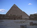 La cour du temple de Mykérinos avec vue sur les pyramides de Khéphren et de Khéops