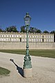 683) Lampadaire dans le parc du Château de Chantilly, France. 13 juillet 2011