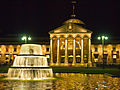 Kurhaus bei Nacht mit 2. Kaskadenbrunnen des Bowling Green