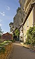 839) Rue le long de la falaise, Les Eyzies, Dordogne. 17 septembre 2011