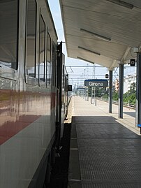 Català: Tren regional estacionat a l'andana de l'estació. Italiano: Treno regionale fermo alla banchina della stazione.