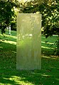 Vom Forum Glas aufgestellte Glasstele im Kurpark