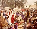 English: Holy Week floats enter La Merced Church Español: Andas procesionales, 1979