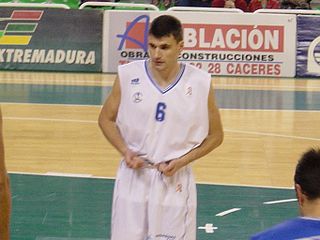 Velimir Perasović en un partido contra el Cáceres C.B.