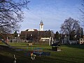 Spielplatz, Bauernhaus und reformierte Kirche in Kloten