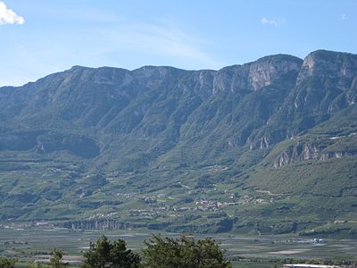 Kurtatsch und der Bergkamm des Mendelkamms (Foto)