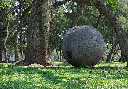 Spherical garden lamp