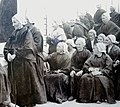 Femmes (dénommées "commises") qui attendent l'arrivée des bateaux de pêche à l'extrémité du môle afin d'acheter le poisson destiné aux conserveries de sardines (vers 1907).