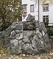 Denkmal in der Urachstraße mit der Inschrift "Zum Gedächtnis am Professor Dr. med- Rudolf Schilling 1876-1964 dem Mitbegründer und Förderer der Stimm-und Sprachheilkunde un der deutschen Logopädie (1919)"