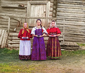 1909 Russian peasant girls (Prokudin-Gorskii)