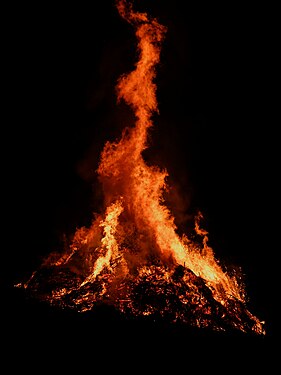 Hexenfeuer - in der Nacht vom 30.04 zum 1 Mai werden in vielen Teilen Deutschlands "Hexen" verbrannt - dies ist ein Feuer in 09488 Thermalbad-Wiesenbad (Sachsen)