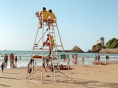 Biarritz-Plage-de-la-Cote-des-Basques-Sauveteurs-byRundvald.jpg