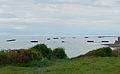 2914) Le port artificiel "Mulberry" d'Arromanches, juin 1944, vu depuis Longues-sur-Mer, Calvados, , 16 juillet 2015