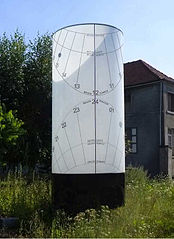 Cylindrical vertical sundial made ​​of opal glass. A little sphere on the top surface produces a shadow on the inner surface of the cylinder that can be seen on the outer surface. Humbeek (Grimbergen) in Flanders (Belgium).