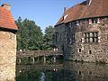 Burggraben mit Brücke