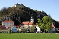 Ortsansicht mit Pfarrkirche St. Michael und Burgruine