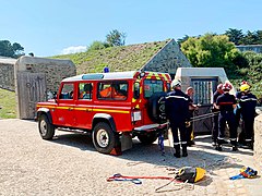 Land-Rover-Defender-SDIS56-Belle-Ile-en-Mer-2-byRundvald.jpg