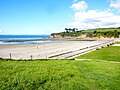 La plage du Ris (en Douarnenez) et la pointe de Kastell ar Bardeg (en Kerlaz) au fond de la baie de Douarnenez