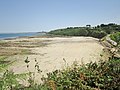 La plage de Poul Rodou vue de l'ouest depuis le GR 34 (en Guimaëc). À l'arrière-plan la pointe de Lezingard 1.