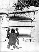 Hopi man weaving a blanket (1879).