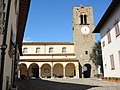 La chiesa nella piazza del paese