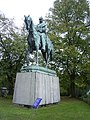 Das Kaiser-Wilhelm-Denkmal mit seiner allegorischen Figurengruppe wurde 1902 von Johannes Schilling entworfen und stand zunächst vor dem Rathaus (weitere Bilder siehe Category:Kaiser-Wilhelm-Denkmal, Hamburg).